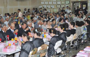 松原自治会の敬老会が盛大に行われた＝７日、久松地区公民館