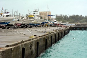台風に備えロープで固定された漁船など＝28日午後、平良港・通称布干し堂