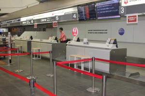 台風接近の影響で営業を終了した空港カウンター＝28日、宮古空港
