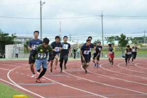 一般男子４００メートル予選で力走する選手ら＝13日、市陸上競技場