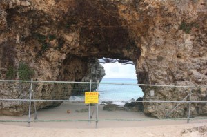 立ち入りが禁止されたアーチ状の岩の下＝15日、砂山ビーチ