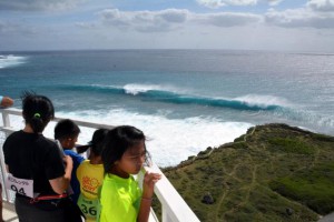 灯台頂部から広大な海を見下ろす子どもたち＝28日、平安名埼灯台