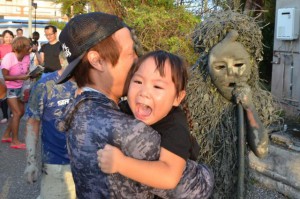 「やめてー、来ないでー」と怯える子供たちの悲鳴が会場に響いた＝８日、平良島尻地区