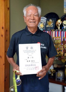 全日本マスターズの陸上で８年連続３冠を飾った亀濱敏夫さん＝３日、平良西里の自宅