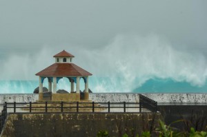 台風25号の接近に伴い、うねりを伴う高波が岸壁に打ち寄せ、激しく砕けていた＝４日午後３時ごろ、博愛漁港（友利地区）
