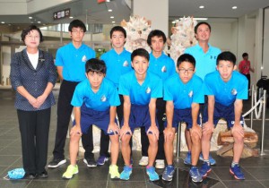県新人大会で初優勝した宮高卓球部のメンバーら＝30日、宮古空港