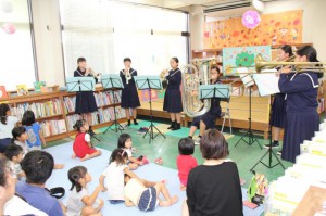 さよならコンサートで演奏する北中学校の吹奏楽部員＝24日、平良図書館