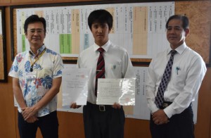 （左から）平良校長、武富君、砂川教諭。平良君は合格証明書と採用内定通知を手に喜んだ＝15日、宮古総合実業高校