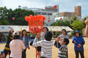 参加者全員による「玉入れ競技」では、子ども達も夢中になって競い合った＝11日、那覇市の曙小学校