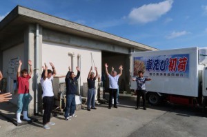 参加者らは万歳三唱を行い、安全輸送と高値取引を願った＝21日、宮古島漁協が運営する車エビ養殖場