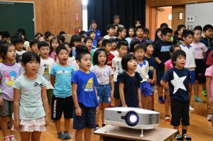 「世界がひとつになるまで」を合唱する児童たち＝１１日、上野小学校