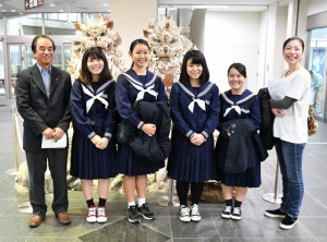 直島訪問プロジェクトに参加する生徒と関係者。（左から）砂川理事長、下地さん、長濱さん、濱川さん、平良さん、伊東さん＝26日、宮古空港