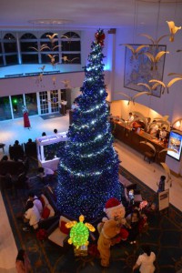 クリスマスのイルミネーションツリーがロビーを彩った＝１日、ホテルブリーズベイマリーナ