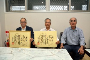 琉球古典芸能コンクールの優秀部門で合格した宇山正さん（左）と玉城克也さん（中央）。右は指導する波平重夫さん＝７日、宮古毎日新聞社