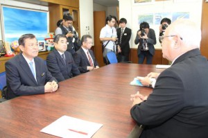 下地市長（右手前）との面会に訪れた謝花副知事（左）＝20日、市長室