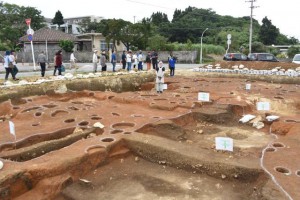 保里遺跡の発掘現場説明会には多くの市民らが訪れていた＝23日、平良の県営西仲団地のそば