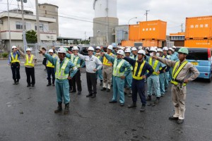 参加者は指差呼称で安全作業を改めて確認した＝13日、平良港第１埠頭