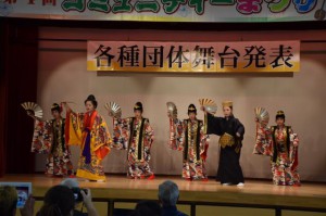 琉球舞踊穂花会亀浜美智子練舞場の皆さんによる「かぎやで風」＝１日、多良間村コミュニティー施設