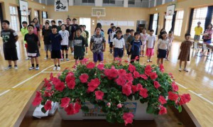 開花式で「ありがとうの花」を歌う児童たち＝６日、狩俣小体育館
