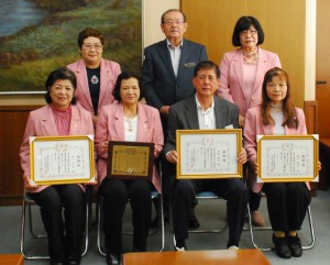 表彰された（前列左から）砂川さん、波名城さん、仲原さん、西川さんの代理の砂川加代子さん＝30日、市役所平良庁舎