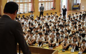 学年のまとめとなる３学期をスタートさせた始業式＝７日、久松小学校