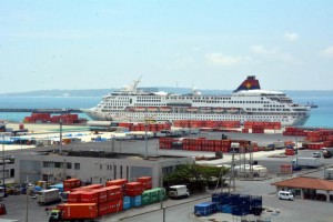 18年に最も多く宮古島に寄港したスーパスタージェミナイ号＝2018年４月30日、平良港漲水地区のバース