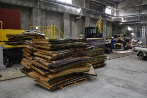 リサイクル棟に搬入された粗大ごみの畳＝７日、市クリーンセンター