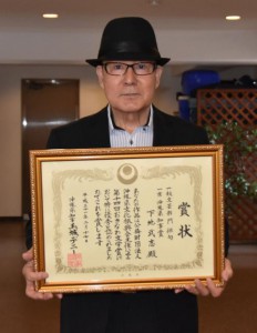 俳句部門で県知事賞を受賞した下地武志さん＝19日、浦添市