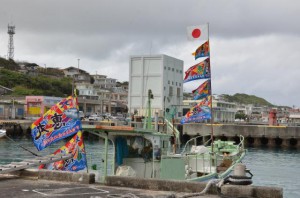 大漁旗が掲げられ旧正月ムードに包まれた佐良浜漁港＝４日
