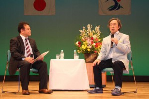教育をテーマに公開対談を行う武田さん（右）と山本さん＝17日、マティダ市民劇場