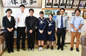 平良校長（左）と合格を報告した（左２人目から）岡村君、大田君、座喜味さん、長濱さん＝日、宮古高校