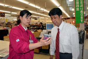 スマホを活用して通訳するサービスがイオン琉球の全店舗で展開されている＝５日、マックスバリュ宮古南店