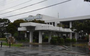 建物の解体が計画されている市役所上野庁舎＝25日、上野