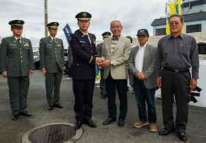 田中隊長（前列左）を出迎える野津会長（同左から２人目）ら＝15日、宮古空港