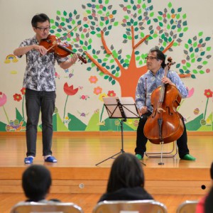 弦楽器の美しい音色で慰問した立木さん（左）と長南さん＝16日、漲水学園