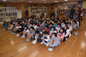 講師の渡邊さんは４年生を対象に講話。児童たちは興味津々に聞き入っていた。