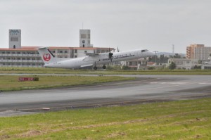 点検過程で保有３機の点検が行われていなかったボンバルディア機。点検実施後、安全性が確認されたとして通常運航を再開した＝１９日、宮古空港