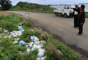 不法投棄の現場には、汚物と一緒に使い捨ての介護用のオムツやパンツが大量に捨てられている＝１５日、伊良部島佐和田の浜近く