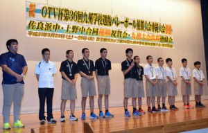 県大会を制覇した佐良浜・上野の生徒たち。大きな祝福を受けた＝２日、伊良部公民館
