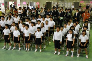 大きな声で校歌を斉唱する児童たち＝22日、伊良部小学校