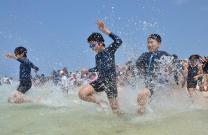 子どもたちの笑顔と水しぶきで宮古島の本格的な観光シーズンが幕開けした＝７日、与那覇前浜ビーチ