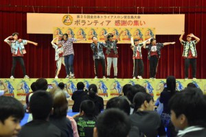宮古高校の生徒がダンスパフォーマンスを披露してイベントを盛り上げた＝20日、市中央公民館