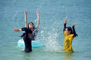 宮古島は今年初の真夏日に。ビーチで海水浴を楽しむ生徒たち＝25日、パイナガマビーチ