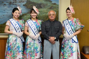 ミス沖縄の（左から）玉城さん、スピーナ瑛利香さんと譜久里さん（右）＝16日、市役所平良庁舎