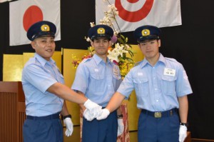 入校式に出席した宮古島市消防本部の（左から）伊佐さん、川満さん、下地さん＝９日、中城村