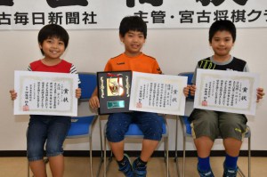小学生の部の上位入賞者。左から３位の安元君、優勝の喜納君、準優勝の下地君＝２８日、本社