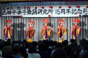 盛況を博した舞踊研究所15周年記念発表会。四ツ竹を踊る池田千香子さん（左から２人目）ら＝４月28日、西原公民館