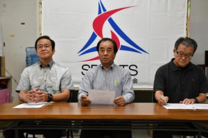 砂川会長（中央）らが10連休期間中の４体育施設の利用を呼び掛けた＝16日、市総合体育館