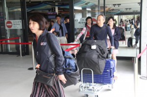 成田からの直行便で到着した観光客ら＝27日、下地島空港