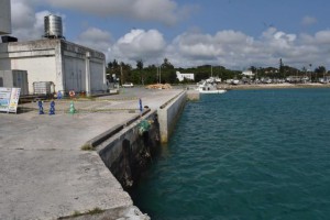 新しい浮き桟橋が設置される漁港の一角＝24日、平良の荷川取漁港